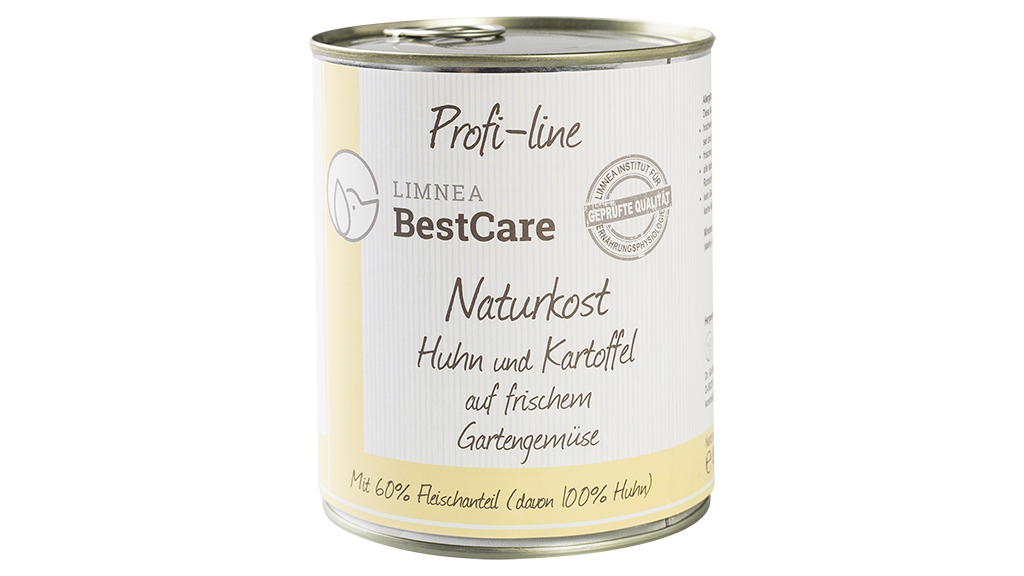 Naturkost Huhn und Kartoffel auf frischem Gartengemüse