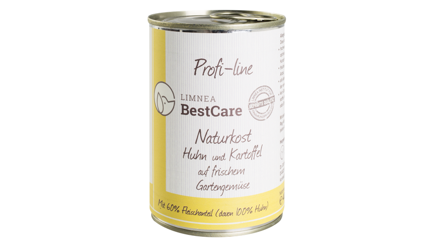Naturkost Huhn und Kartoffel auf frischem Gartengemüse
